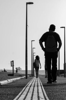 Selanik, Yunanistan - 22 Eylül 2023: Selanik 'teki sahil gezisine siyah-beyaz yürüyen insan ve turistleri görmek