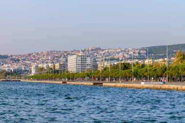 Selanik, Yunanistan - 22 Eylül 2023: Selanik 'in ve arka plandaki eski kentin manzarası