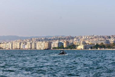Selanik, Yunanistan - 22 Eylül 2023: Güzel Selanik kenti ve termik körfezin panoramik manzarası