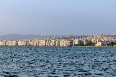Selanik, Yunanistan - 22 Eylül 2023: Güzel Selanik kenti ve termik körfezin panoramik manzarası