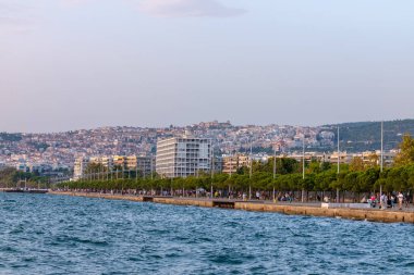 Selanik, Yunanistan - 22 Eylül 2023: Selanik 'in ve arka plandaki eski kentin manzarası