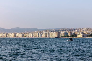 Selanik, Yunanistan - 22 Eylül 2023: Güzel Selanik kenti ve termik körfezin panoramik manzarası