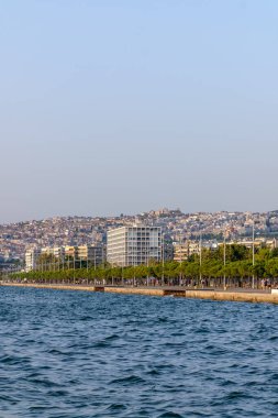 Selanik, Yunanistan - 22 Eylül 2023: Selanik 'in ve arka plandaki eski kentin manzarası