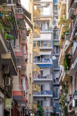Selanik, Yunanistan - 22 Eylül 2023: Yunanistan 'ın merkezinde balkonları ve eski mimarisi bulunan yoğun bir mahalle manzarası