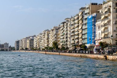 Selanik, Yunanistan - 22 Eylül 2023: Selanik Yunanistan 'ın deniz kenarındaki sahil gezisi, ünlü paralia manzarası