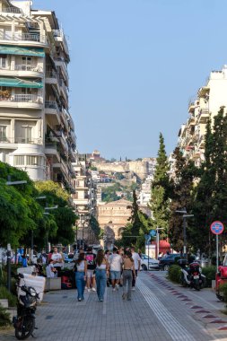 Selanik, Yunanistan - 22 Eylül 2023: Arka planda Navarinou Bölgesi, Rotonda Anıtı ve eski Selanik kenti
