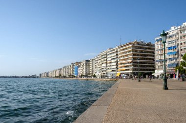 Selanik, Yunanistan - 22 Eylül 2023: Selanik Yunanistan 'ın deniz kenarındaki sahil gezisi, ünlü paralia manzarası