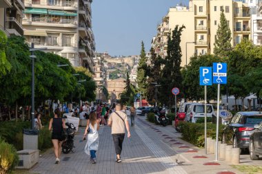 Selanik, Yunanistan - 22 Eylül 2023: Arka planda Navarinou Bölgesi, Rotonda Anıtı ve eski Selanik kenti
