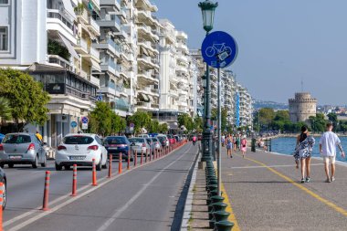 Selanik, Yunanistan - 22 Eylül 2023: Ünlü Paralia, popüler sahil yürüyüşü ve ünlü Beyaz Kule