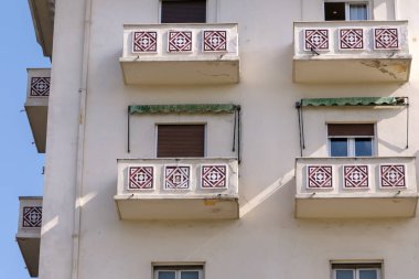 Selanik 'in merkezinde balkonları olan güzel eski konut binaları