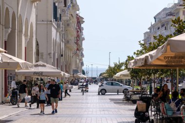Selanik, Yunanistan - 22 Eylül 2023: Yunanistan 'ın Selanik kentindeki kalabalık Aristo Meydanı ve deniz manzarası