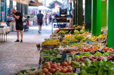 Selanik, Yunanistan - 22 Eylül 2023: Selanik 'te bir meyve ve sebze standının manzarası