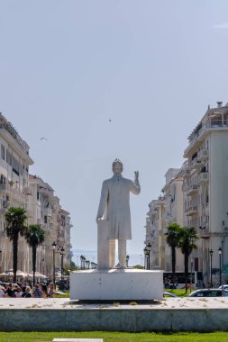 Selanik, Yunanistan - 22 Eylül 2023: Yunan devlet adamı Eleftherios Venizelos 'un heykeli ve Aristo Meydanı manzarası