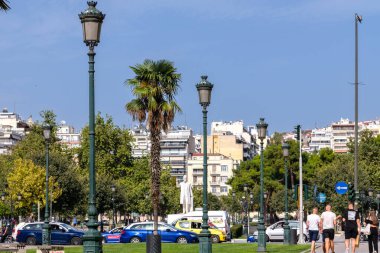 Selanik, Yunanistan - 22 Eylül 2023: Arka planda fenerler, palmiye ağaçları ve Selanik 'teki Eleftherios Venizelos heykeli görülüyor