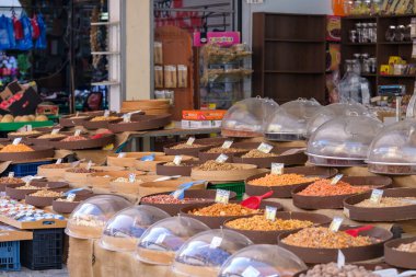 Selanik, Yunanistan - 22 Eylül 2023: Kapani Pazarı 'ndaki çeşitli fıstık ve diğer fındıklar, tohumlar ve diğer ürünler