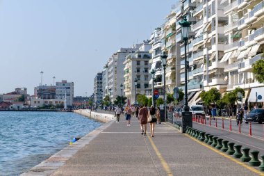 Selanik, Yunanistan - 22 Eylül 2023: Selanik Yunanistan 'ın deniz kenarındaki sahil gezisi, ünlü paralia manzarası
