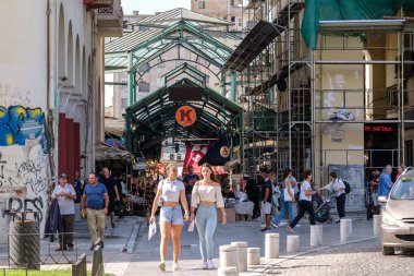 Selanik, Yunanistan - 22 Eylül 2023: Selanik 'teki en eski pazar yeri olan açık hava Kapani pazarının önündeki kalabalık alanı görmek