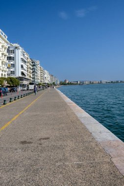 Selanik, Yunanistan - 22 Eylül 2023: Ünlü Paralia, popüler sahil yürüyüşü ve ünlü Beyaz Kule