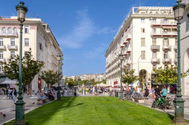 Selanik, Yunanistan - 22 Eylül 2023: Yunanistan 'ın Selanik kentindeki kalabalık Aristo Meydanı ve deniz manzarası