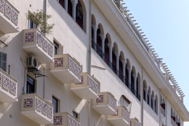 Selanik 'in merkezinde balkonları olan güzel eski konut binaları