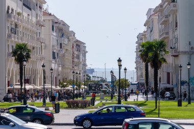 Selanik, Yunanistan - 22 Eylül 2023: Yunanistan 'ın Selanik kentindeki kalabalık Aristo Meydanı ve deniz manzarası