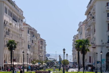 Selanik, Yunanistan - 22 Eylül 2023: Yunanistan 'ın Selanik kentindeki kalabalık Aristo Meydanı ve deniz manzarası