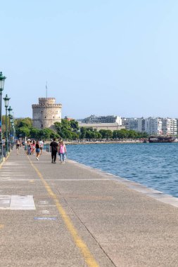 Selanik, Yunanistan - 22 Eylül 2023: Ünlü Paralia, popüler sahil yürüyüşü ve ünlü Beyaz Kule