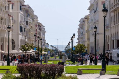 Selanik, Yunanistan - 22 Eylül 2023: Yunanistan 'ın Selanik kentindeki kalabalık Aristo Meydanı ve deniz manzarası
