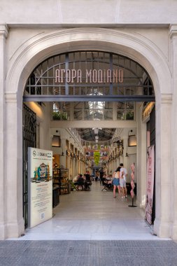 Selanik, Yunanistan - 22 Eylül 2023: Selanik 'teki popüler Modiano Agora Pazarı' ndaki kapalı mağazaların girişine bakış