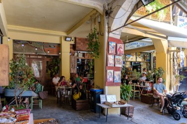 Selanik, Yunanistan - 22 Eylül 2023: Yunanistan 'ın Selanik kentindeki Kapani Market' te resmi bir geleneksel restoran tavernası manzarası