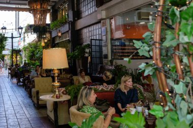 Selanik, Yunanistan - 22 Eylül 2023: Selanik Yunanistan 'da restoranları, tavernaları ve barları bulunan Bezesteni manzarası