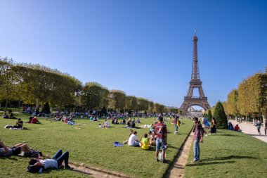 Paris, Fransa - 8 Ekim 2023: Champ de Mars 'ın panoramik manzarası, Mars Alanı, Paris' teki insanlarla dolu büyük bir halk alanı