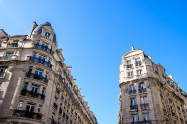 Paris, Fransa - 8 Ekim 2023: Şehrin merkezindeki tipik Paris binalarının manzarası