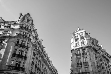 Paris, Fransa - 8 Ekim 2023: Şehrin merkezindeki tipik Paris binalarının manzarası