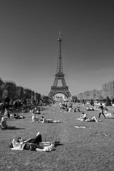 Paris, Fransa - 8 Ekim 2023: Champ de Mars 'ın panoramik manzarası, Mars Alanı, Paris' teki insanlarla dolu büyük bir halk alanı