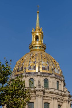 Paris, Fransa - 8 Ekim 2023: Paris 'te bir askeri müze olan Htel des Invalides' in kubbesine yakın görüş