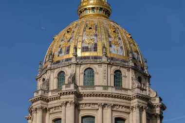 Paris, Fransa - 8 Ekim 2023: Paris 'te bir askeri müze olan Htel des Invalides' in kubbesine yakın görüş