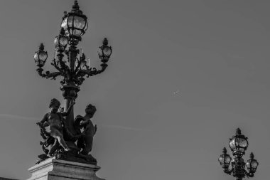 Paris, Fransa - 8 Ekim 2023: Paris 'teki ünlü köprü olan Pont Alexandre III' ün çeşitli heykelleri, heykelleri ve dekore edilmiş fenerlerinin görüntüsü