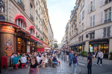 Paris, Fransa - 8 Ekim 2023: Turistler ve Parisliler Saint Germain Paris 'teki popüler Rue de Buci' de yiyecek ve içeceklerin keyfini çıkarıyorlar.