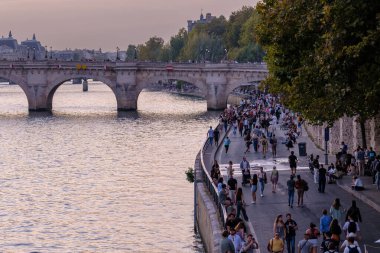 Paris, Fransa - 8 Ekim 2023: Paris 'te Paris nehrinin kıyısında yürüyen turist ve Parislileri görmek