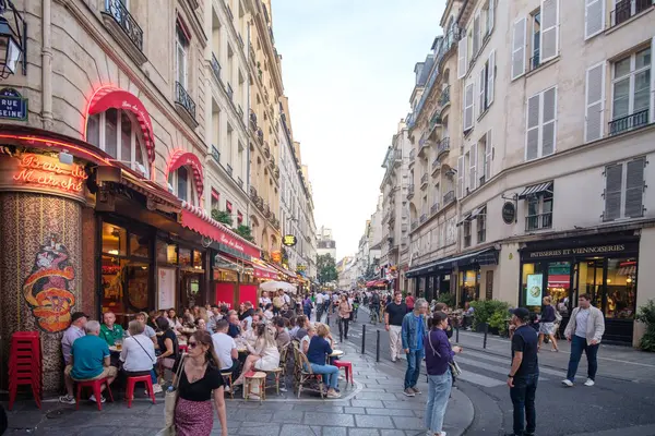Paris, Fransa - 8 Ekim 2023: Turistler ve Parisliler Saint Germain Paris 'teki popüler Rue de Buci' de yiyecek ve içeceklerin keyfini çıkarıyorlar.
