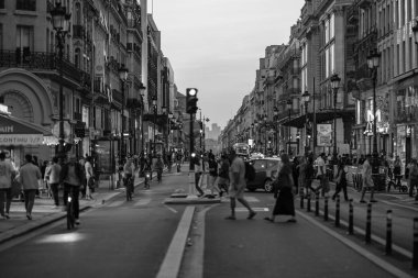 Paris, Fransa - 8 Ekim 2023: Günbatımında Paris 'in ticari caddesi olan Rivoli sokağında yayalar, bisikletler ve arabaların görüntüsü