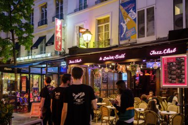 Paris, Fransa - 8 Ekim 2023: Fransa 'nın Chatelet kentindeki ünlü bir caz barında içki içen insanların görüntüsü