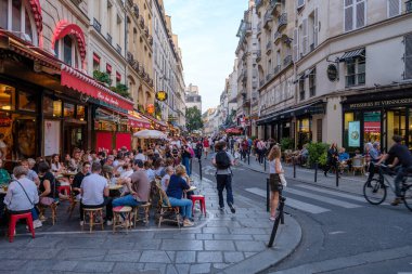 Paris, Fransa - 8 Ekim 2023: Turistler ve Parisliler Saint Germain Paris 'teki popüler Rue de Buci' de yiyecek ve içeceklerin keyfini çıkarıyorlar.