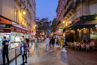 Paris, Fransa - 8 Ekim 2023: Paris 'teki çok popüler Chatelet bölgesinde barların ve sokak yemeklerinin manzarası