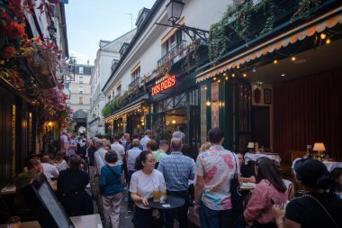 Paris, Fransa - 8 Ekim 2023: Paris Fransa 'da çeşitli barları ve restoranları olan ünlü kaldırım, Cour du Trace Saint Andre' nin manzarası
