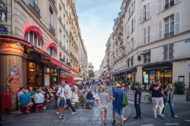 Paris, Fransa - 8 Ekim 2023: Turistler ve Parisliler Saint Germain Paris 'teki popüler Rue de Buci' de yiyecek ve içeceklerin keyfini çıkarıyorlar.