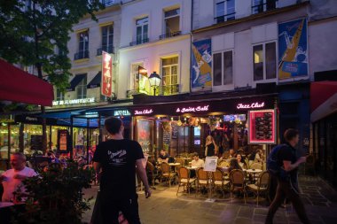 Paris, Fransa - 8 Ekim 2023: Fransa 'nın Chatelet kentindeki ünlü bir caz barında içki içen insanların görüntüsü