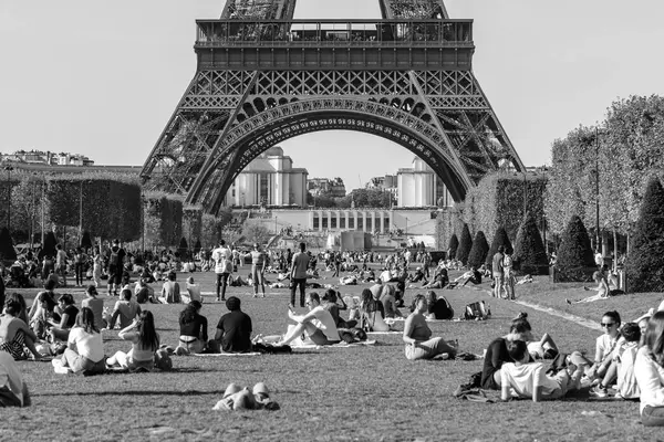 Paris, Fransa - 8 Ekim 2023: Champ de Mars 'ın panoramik manzarası, Mars Alanı, Paris' teki insanlarla dolu büyük bir halk alanı