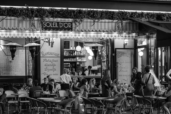 프랑스 2023년 10월 프랑스 파리의 레스토랑 비스트로에서 앉아서 식사와 음료를 로열티 프리 스톡 이미지